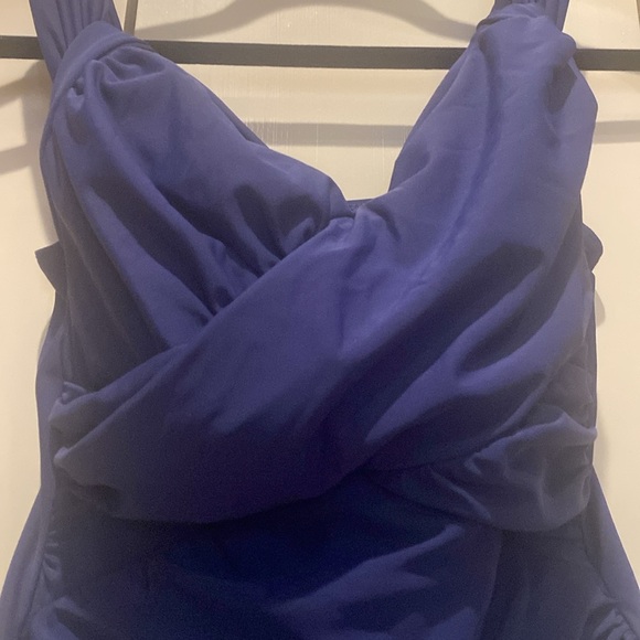 - Lands End one piece swim suit. Built in bra, size 6P, like new. - Picture 2 of 7